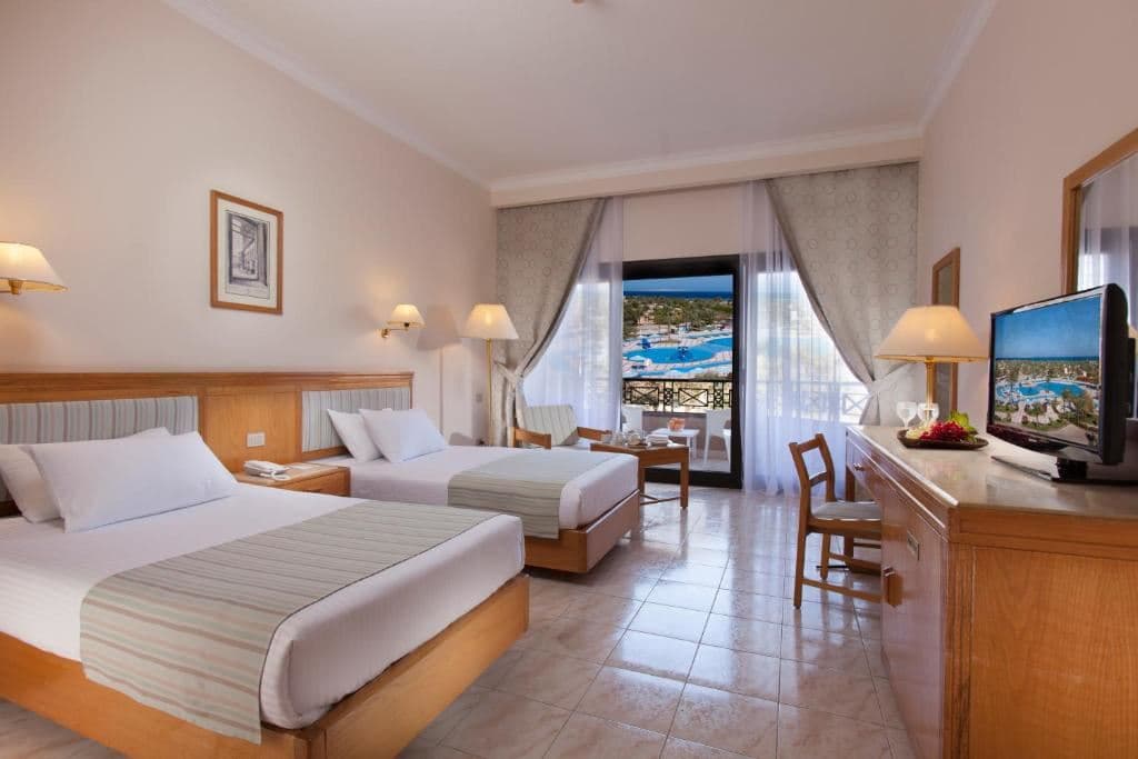 rooms-standard-room-pool-view
