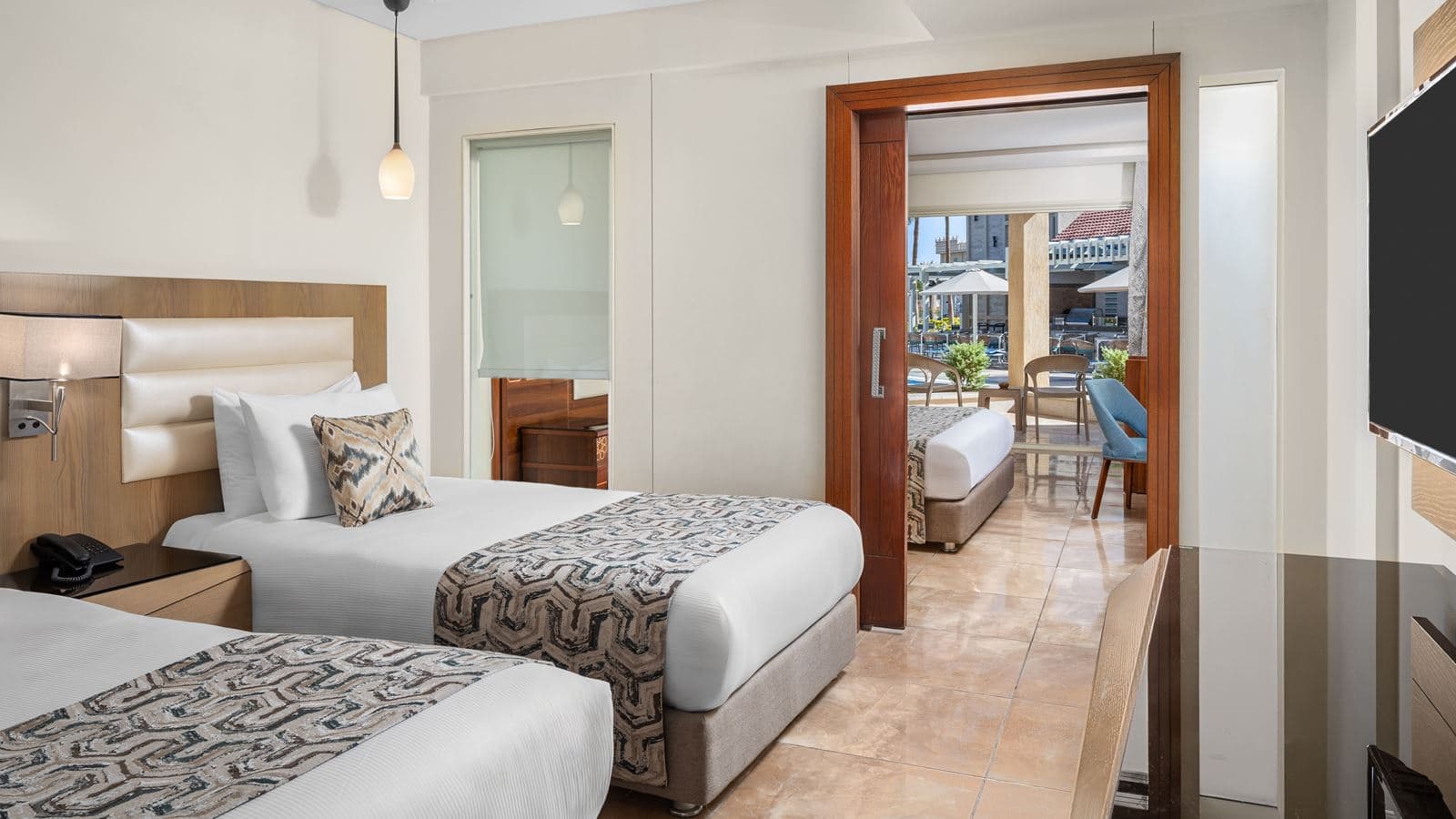 rooms-family-room-pool-view