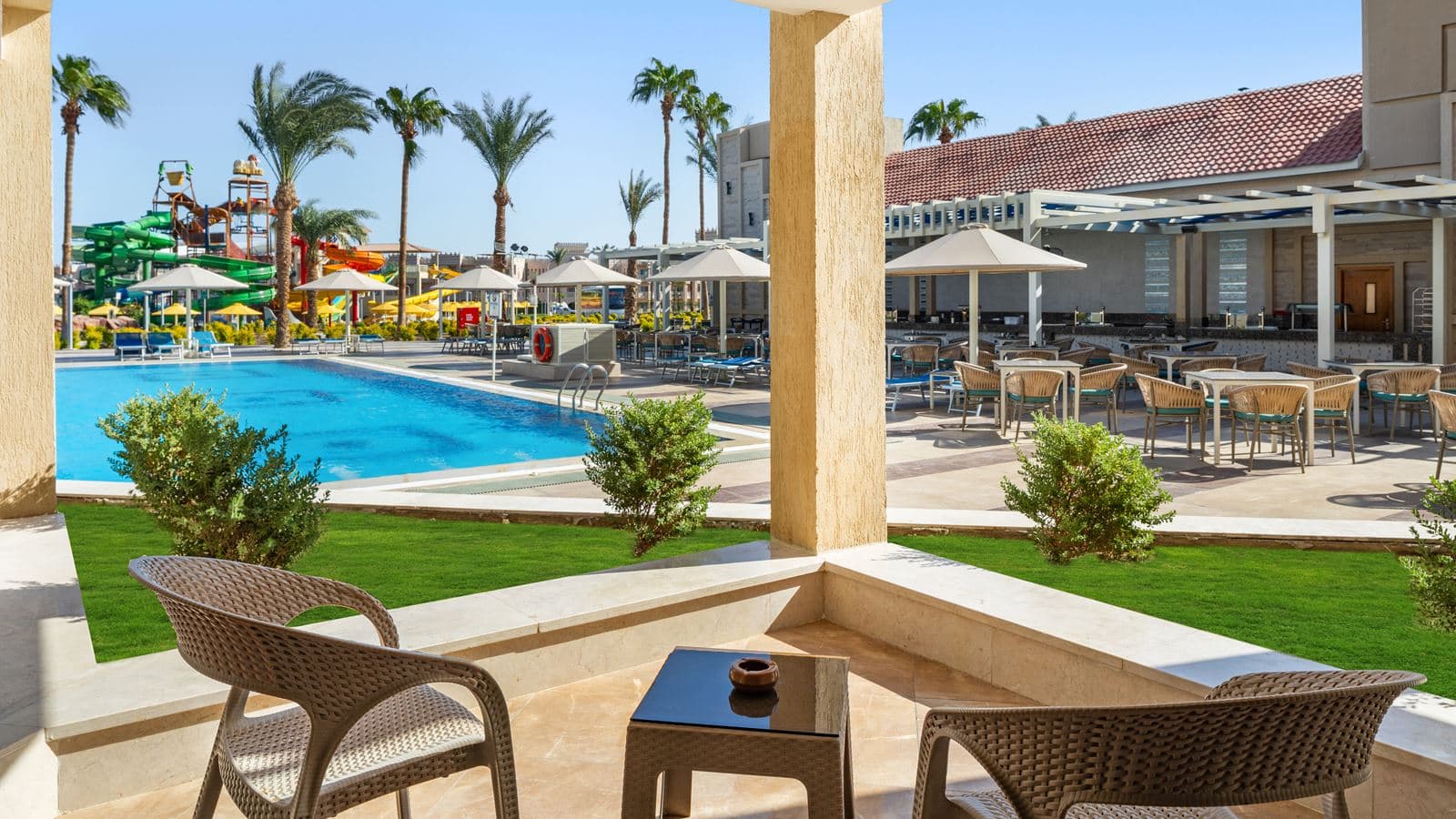 rooms-family-room-pool-view