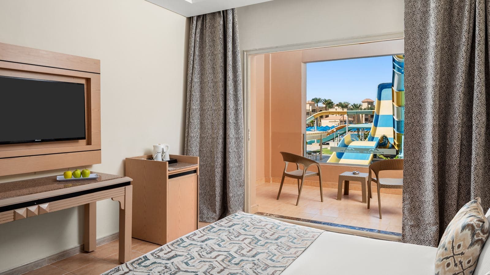 rooms-standard-room-pool-view