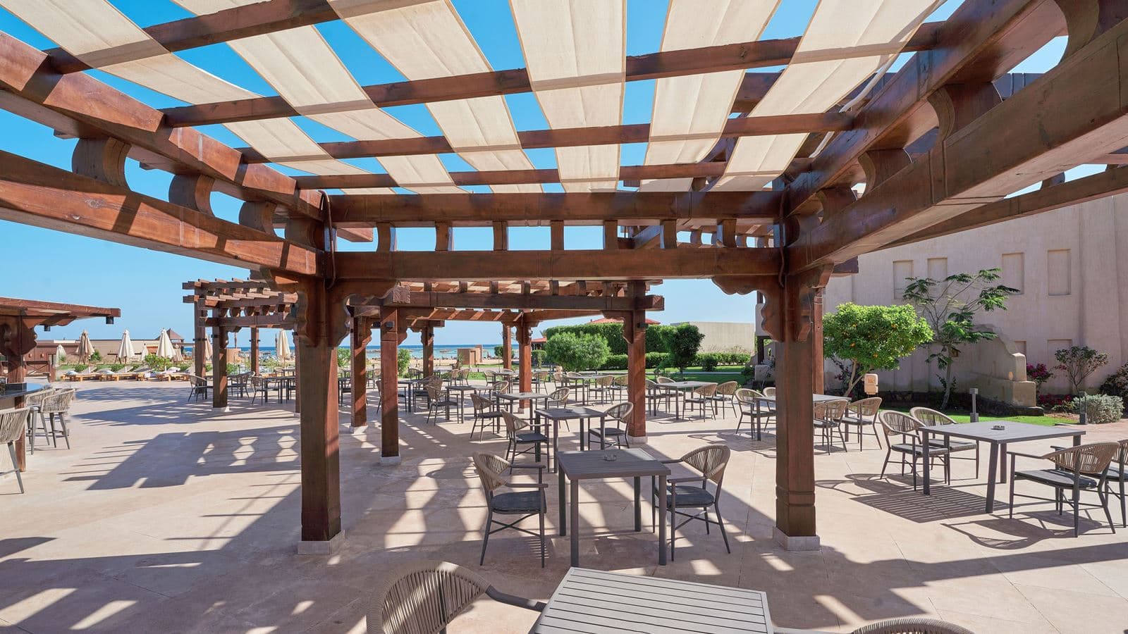 restaurants-maya-bar-resort-pool-bar