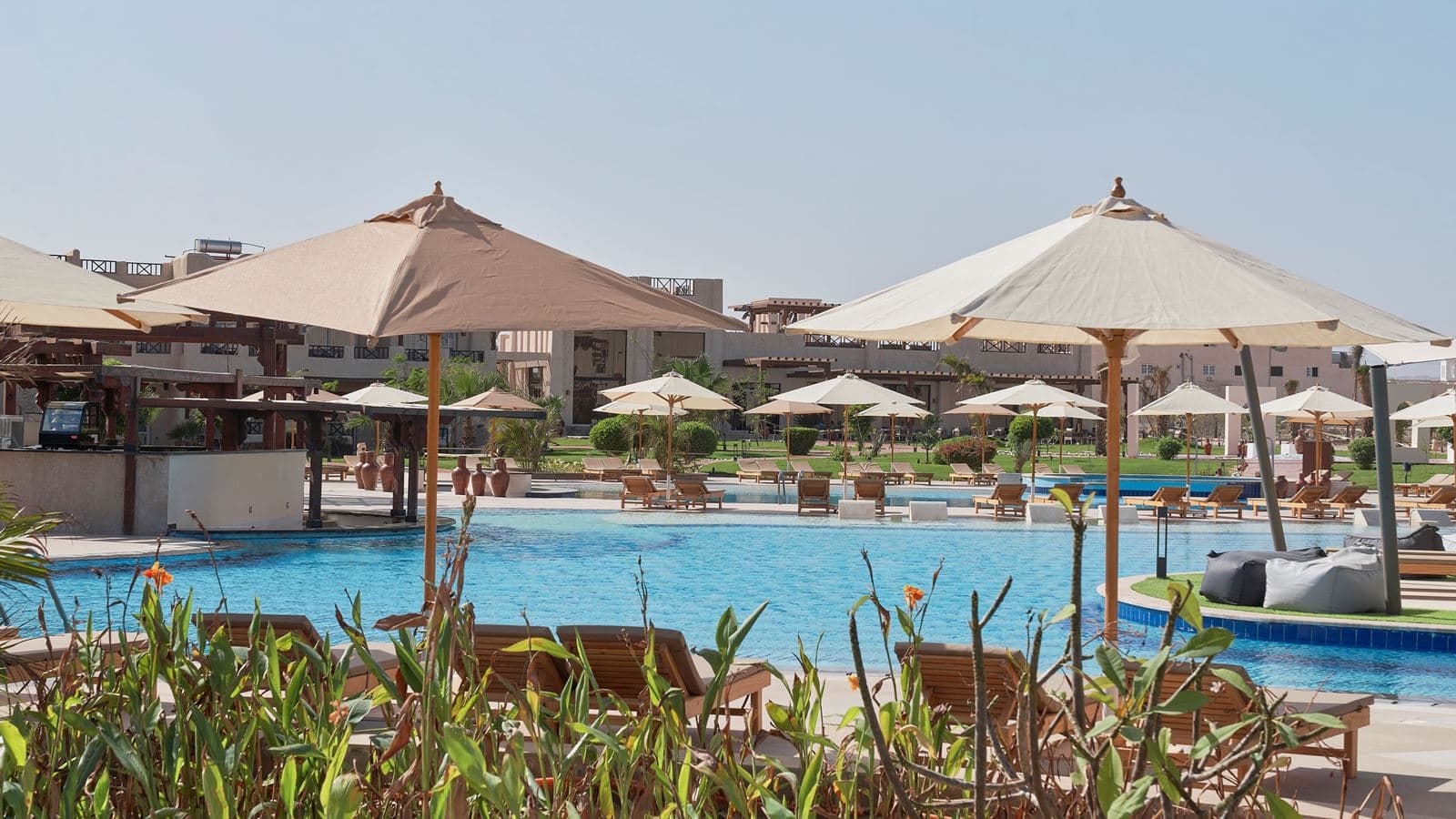 restaurants-maya-bar-resort-pool-bar