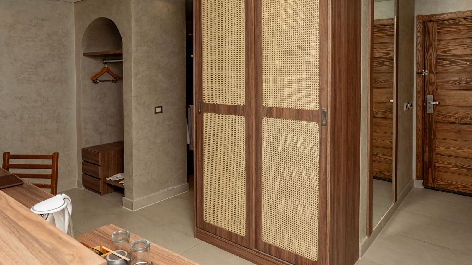 rooms-junior-suite-pool-or-sea