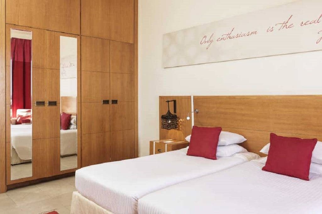 rooms-room-standard-poolview