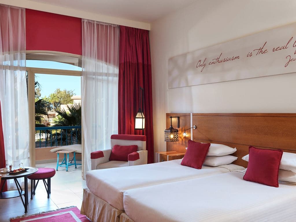 rooms-room-standard-poolview