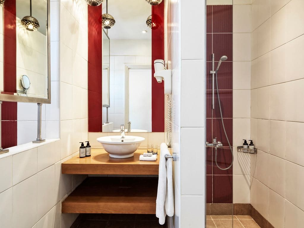 rooms-room-standard-poolview