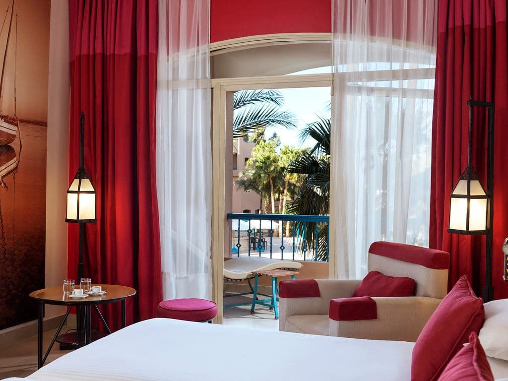 rooms-room-standard-poolview