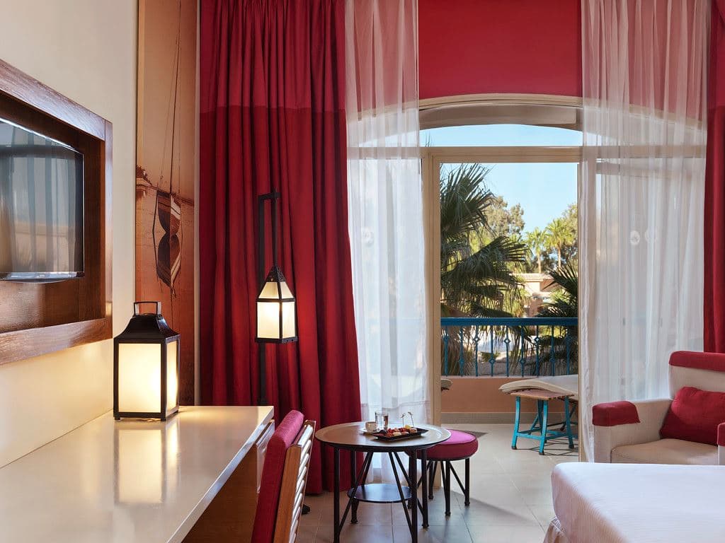 rooms-room-standard-poolview