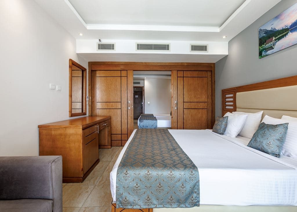 rooms-family-suite-city-view