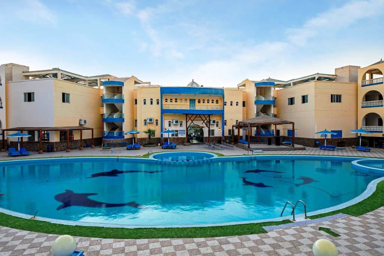 rooms-room-standard-pool-view