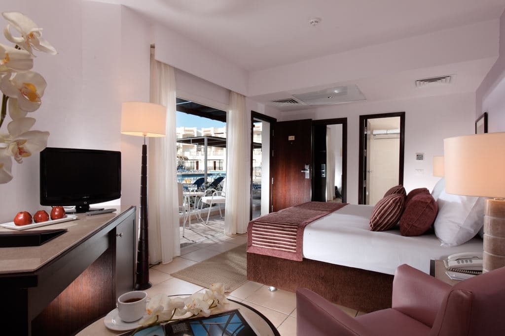 rooms-room-standard-poolview