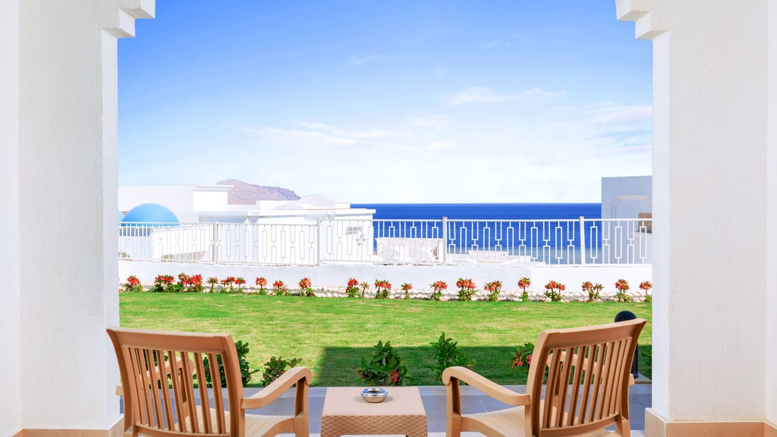 rooms-family-room-garden-view