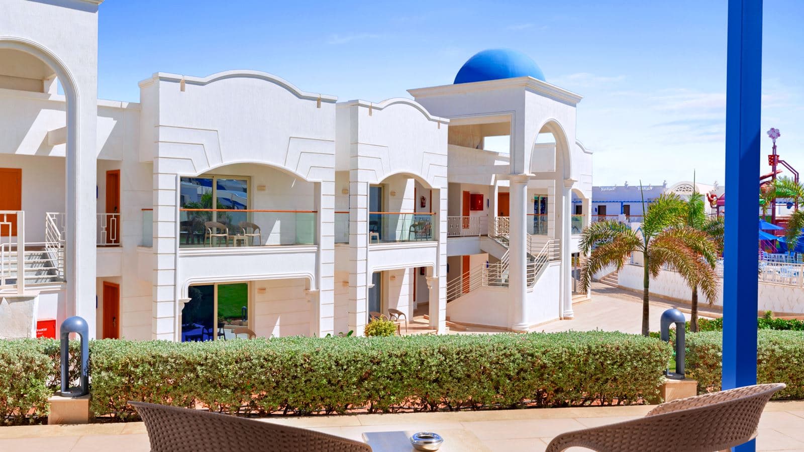 rooms-family-room-garden-view