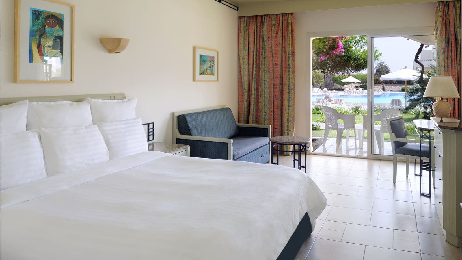 rooms-standard-room-with-1-queen-beds--pool-viewmountain-side