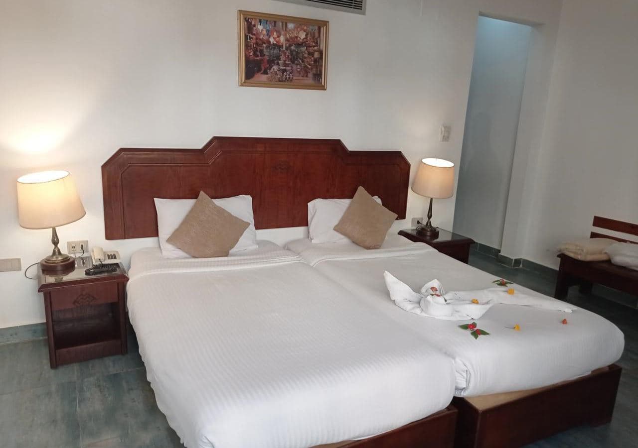 rooms-club-room