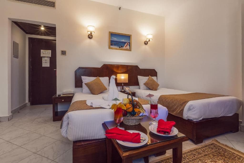 rooms-club-room
