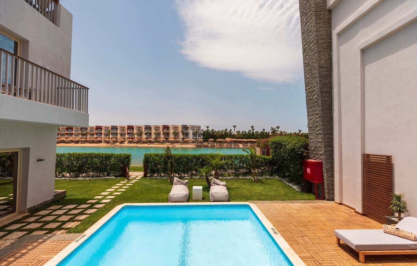 rooms-posh-club-pool-suite-sv