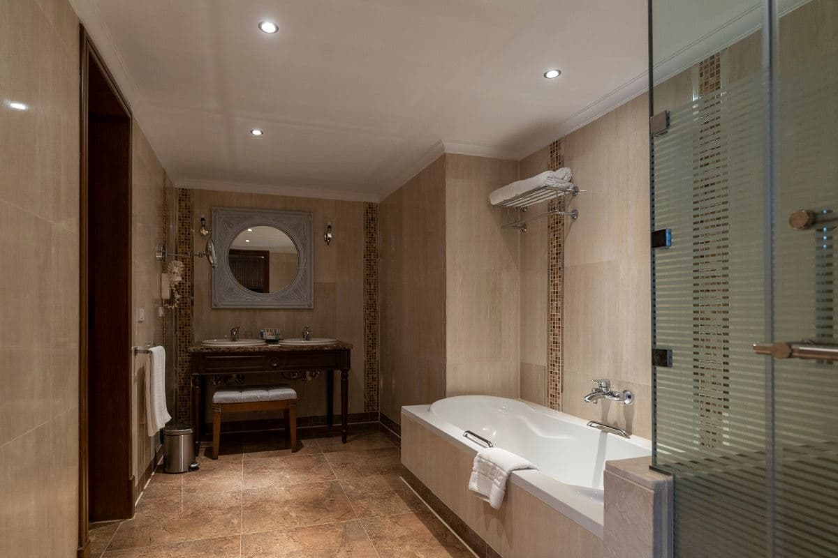 rooms-posh-club-jacuzzi-suite-sv