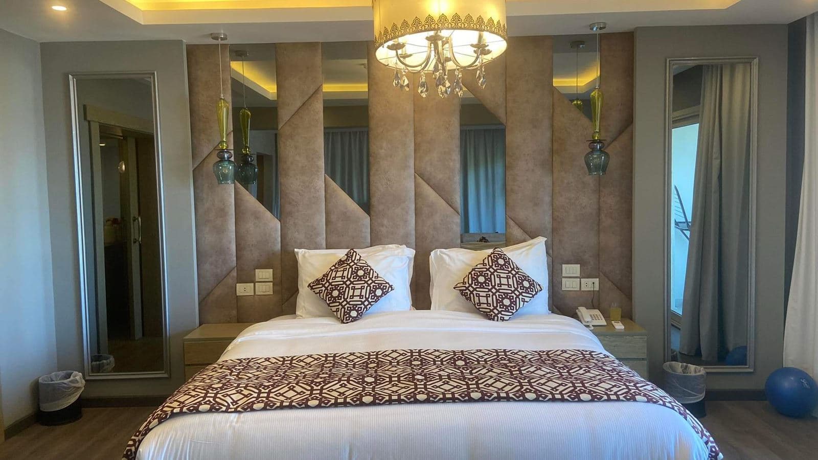 rooms-royal-suite-with-beach-front