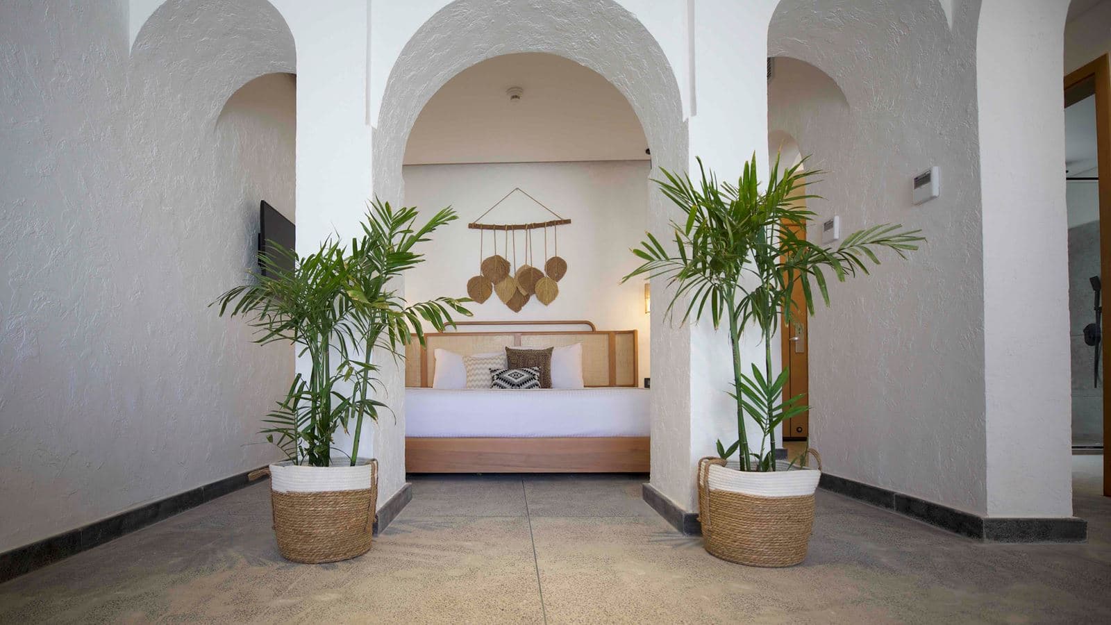 rooms-tucana-pool-suite-partial-sea-view