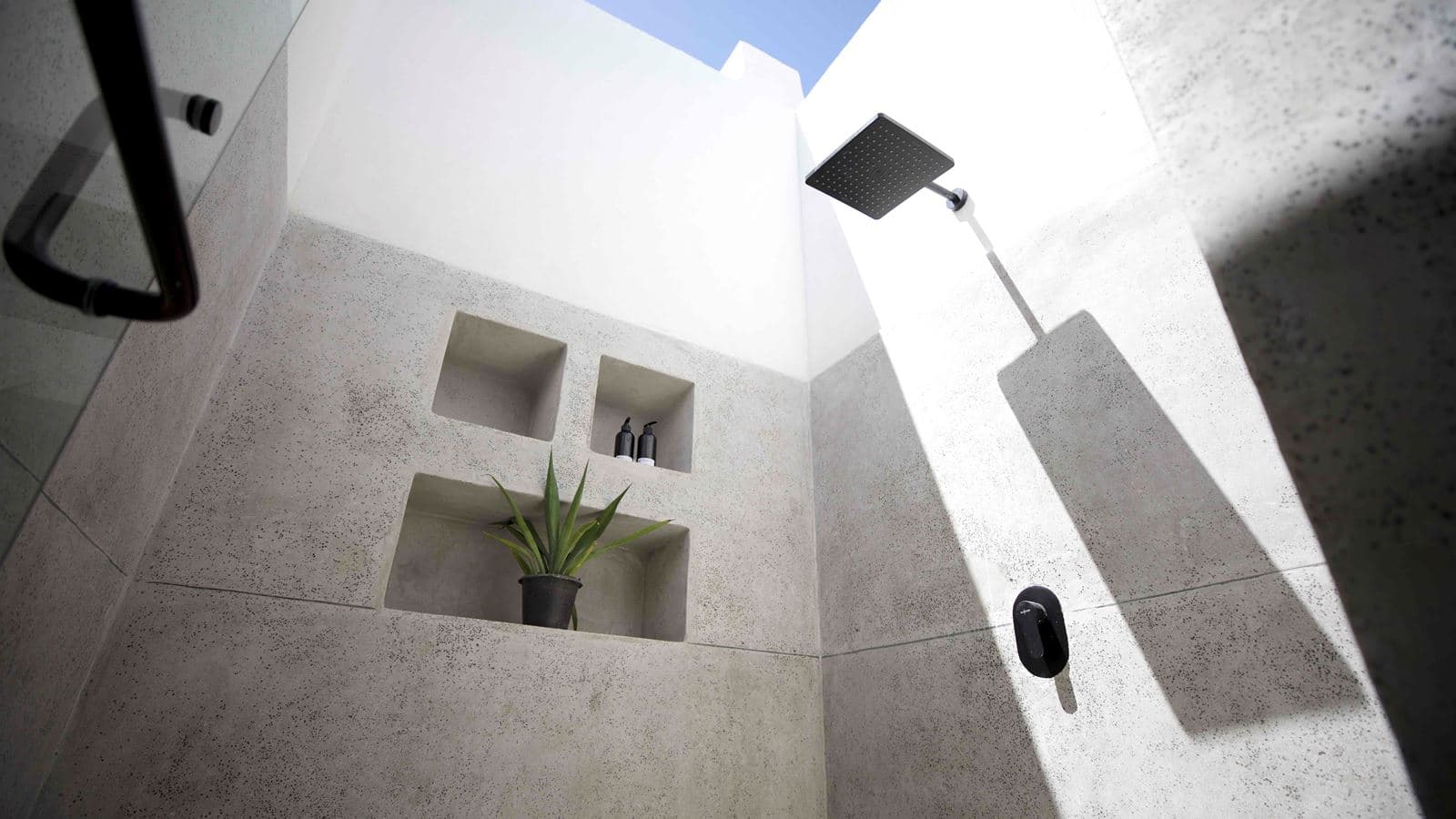 rooms-tucana-pool--jacuzzi-suite-partial-sea-view