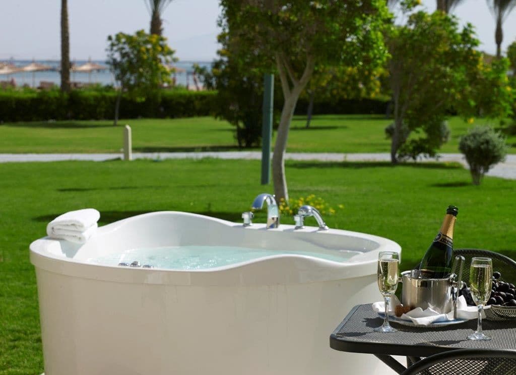 rooms-family-jacuzzi-room