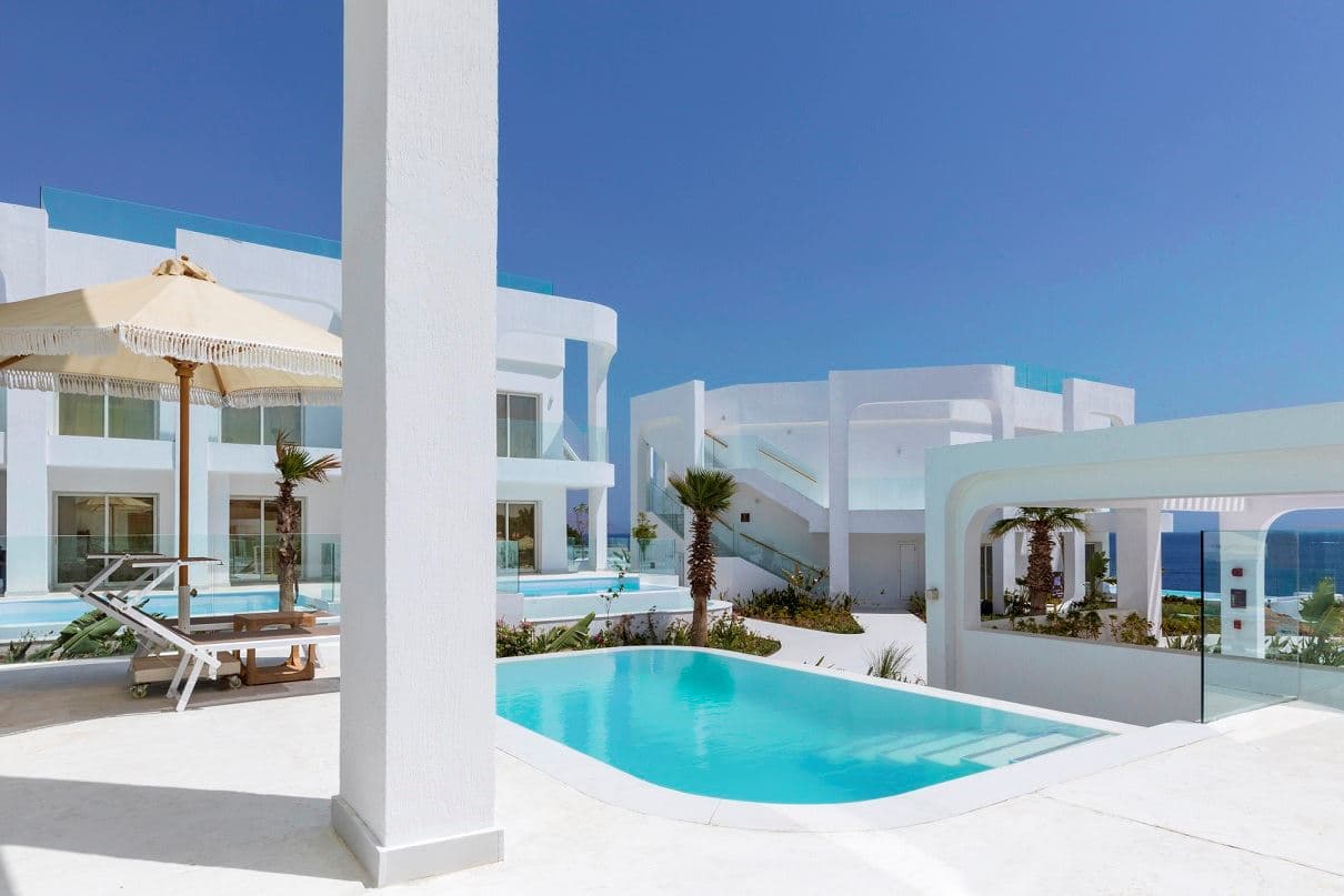 rooms-the-party-never-end-suite-private-pool