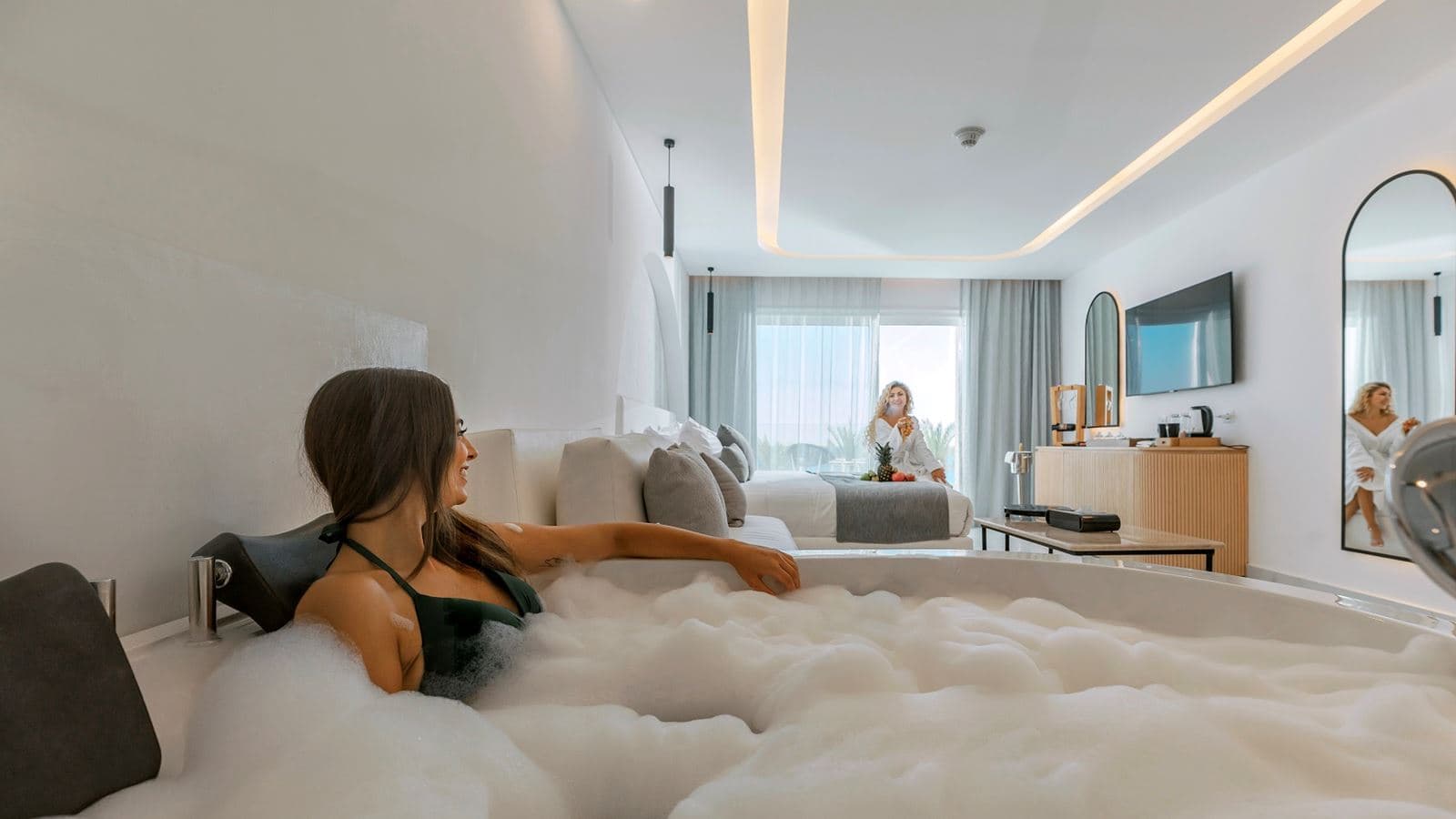 rooms-deluxe-jacuzzi-room