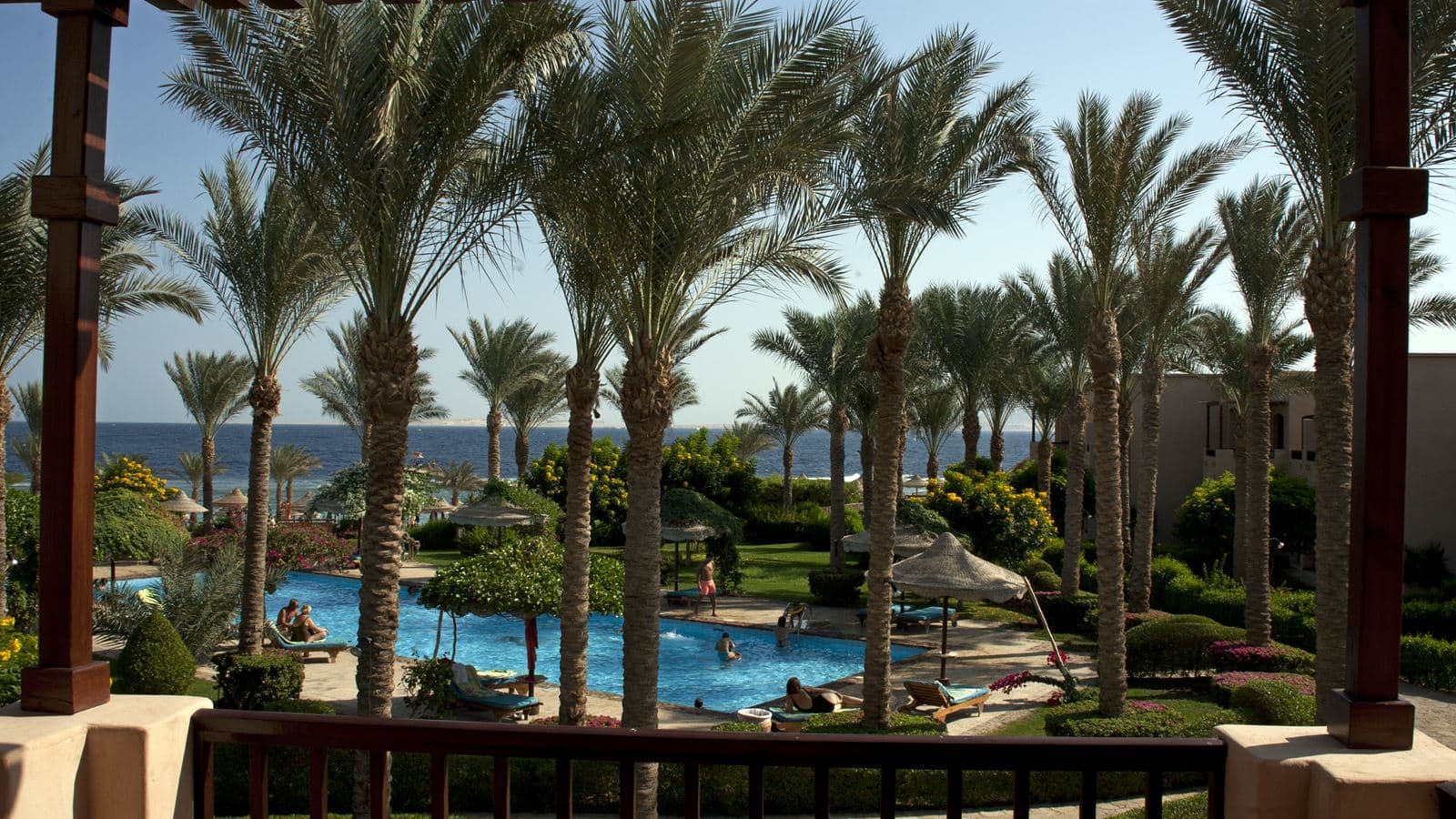rooms-superior-room--pool-view