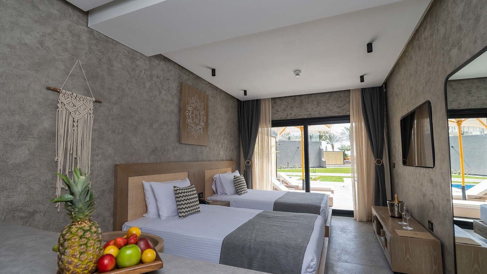 rooms-executive-jacuzzi--pool-suite-psv