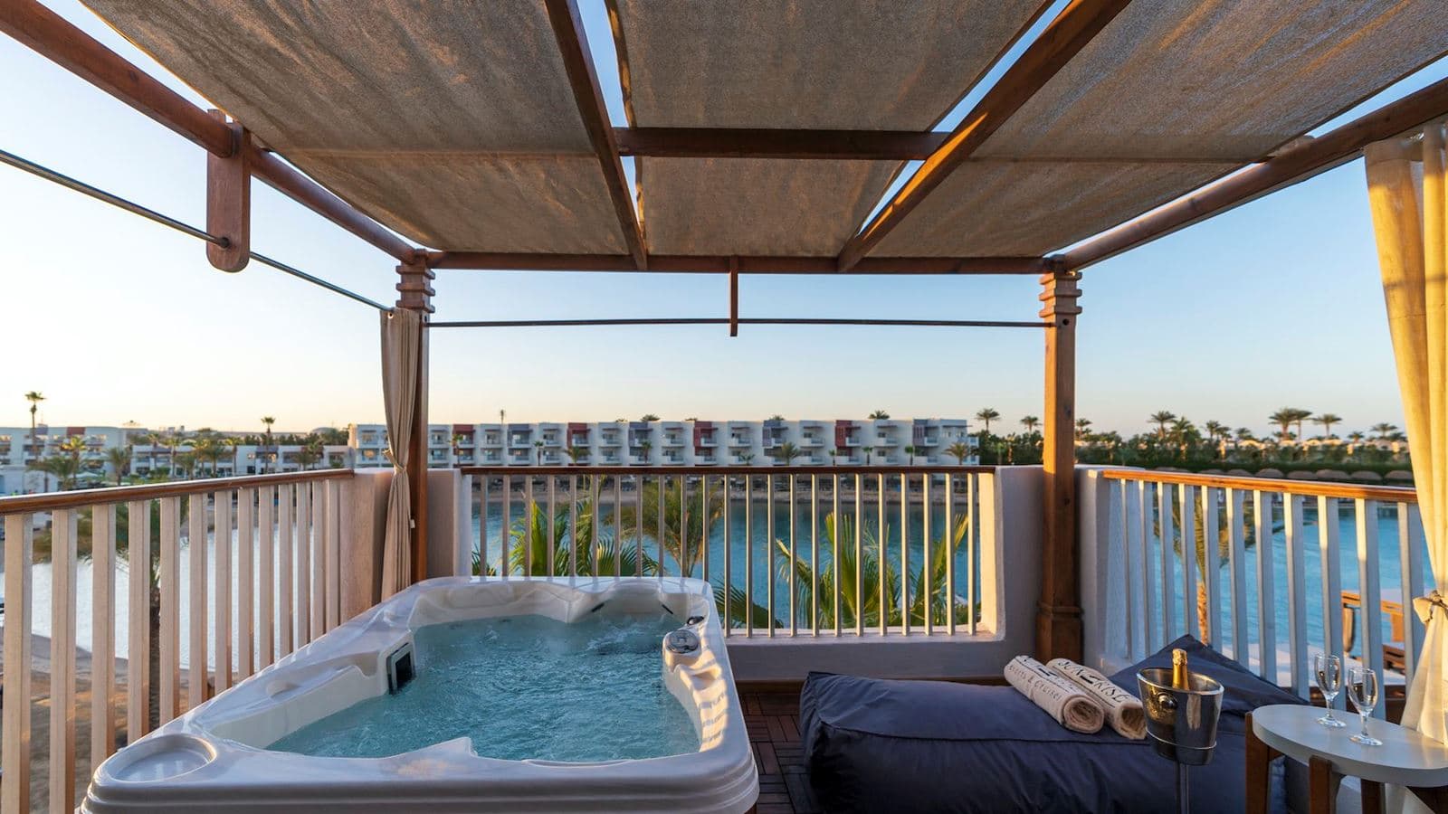 rooms-jacuzzi-suite-sea-view