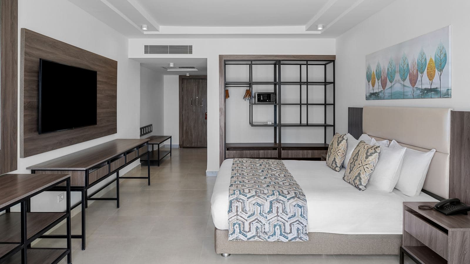 rooms-deluxe-room-pool-view