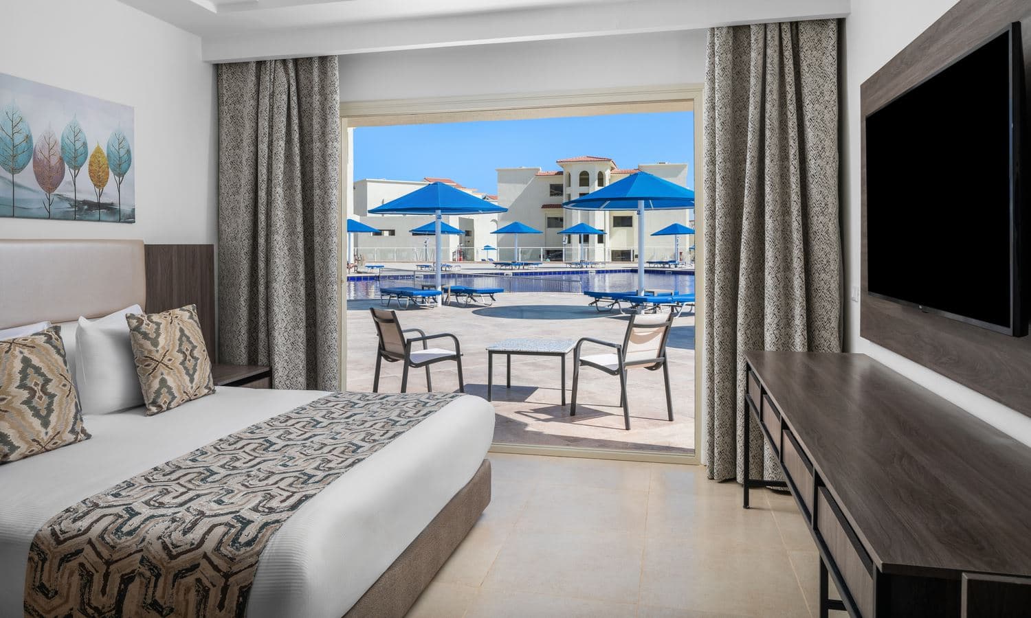 rooms-family-large-room-pool-view