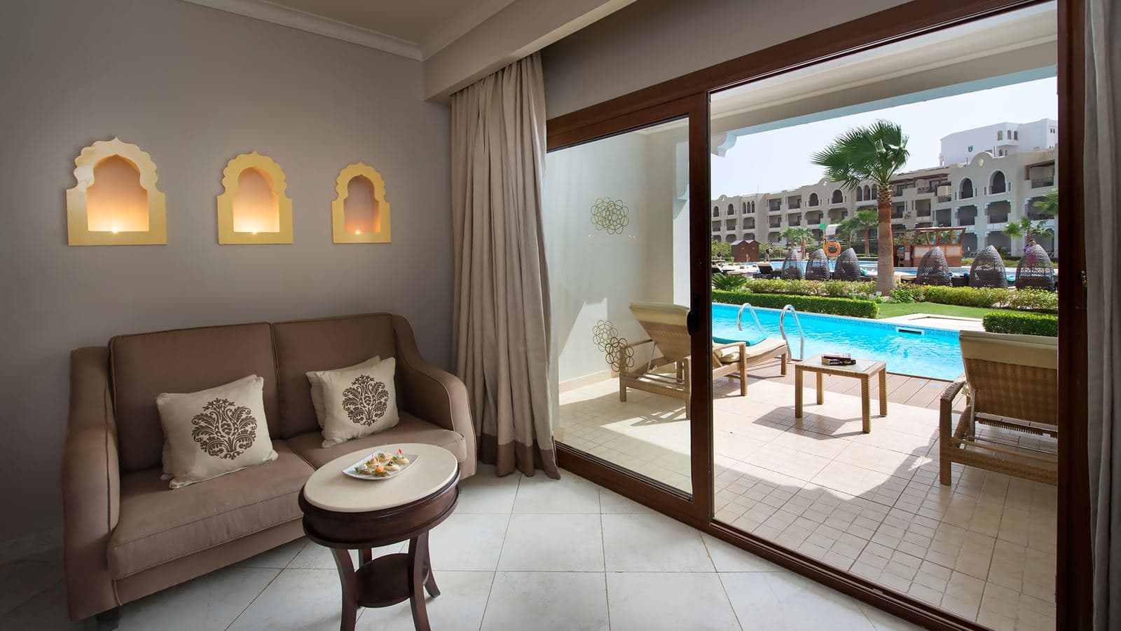 rooms-deluxe-swimup-room-pool-view+16