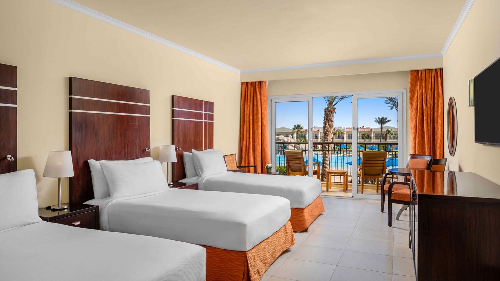 rooms-mountainside-deluxe-room-pool-view