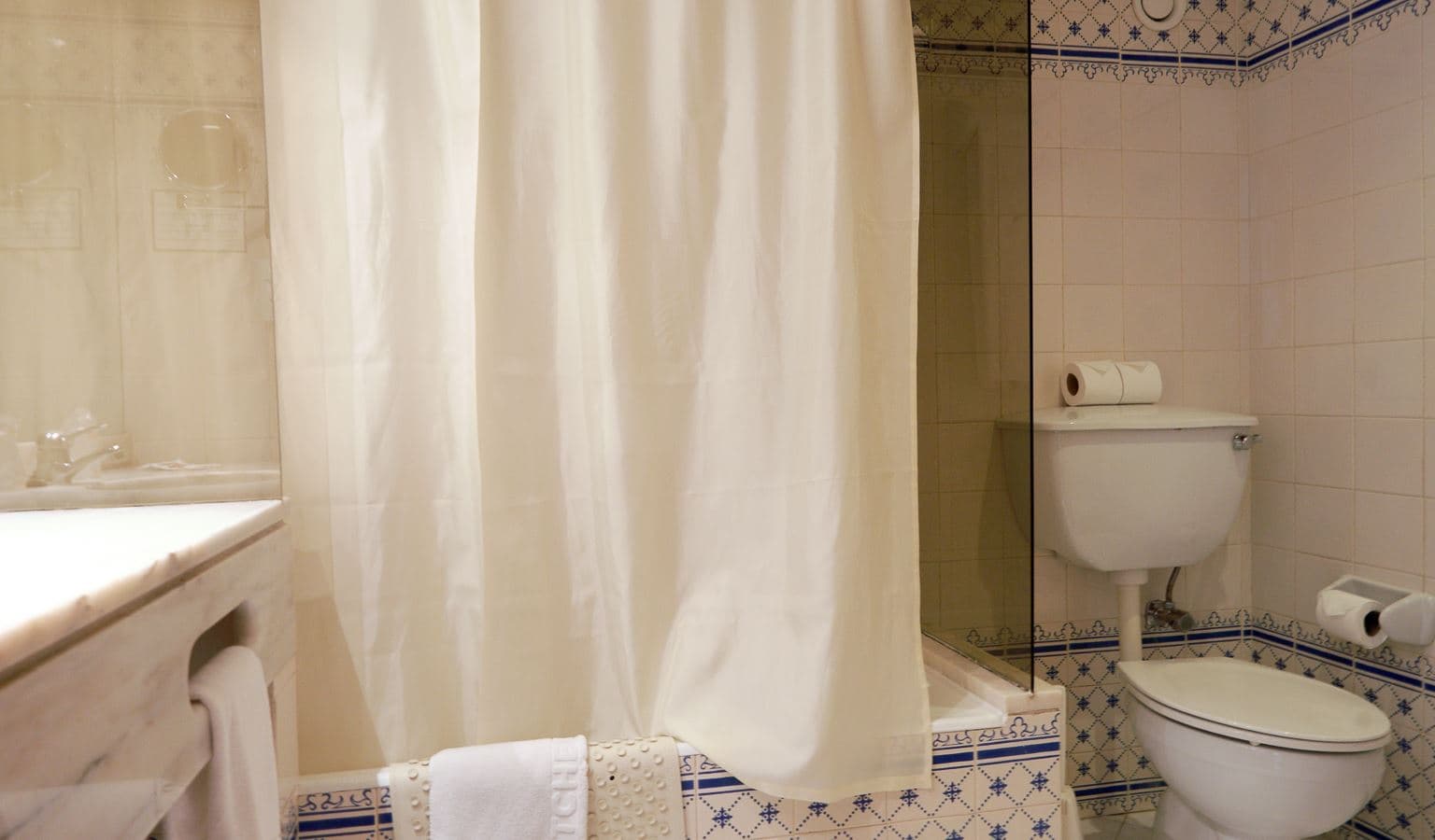 rooms-deluxe-room