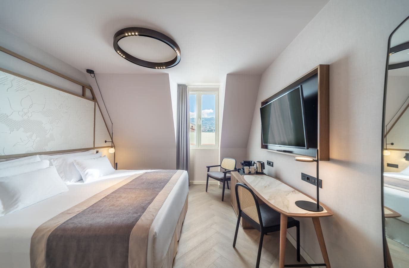 rooms-deluxe-room