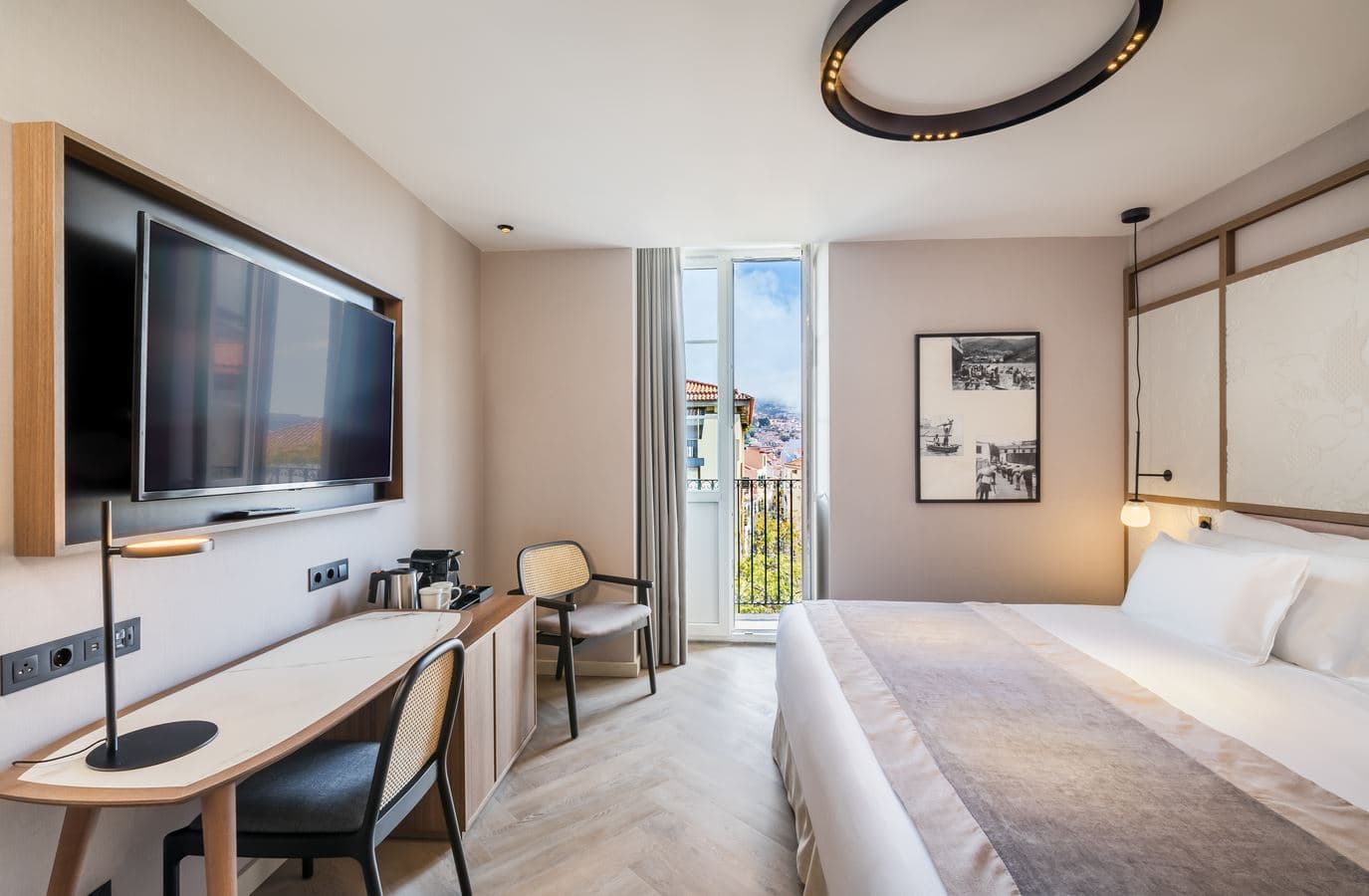 rooms-deluxe-room-city-view