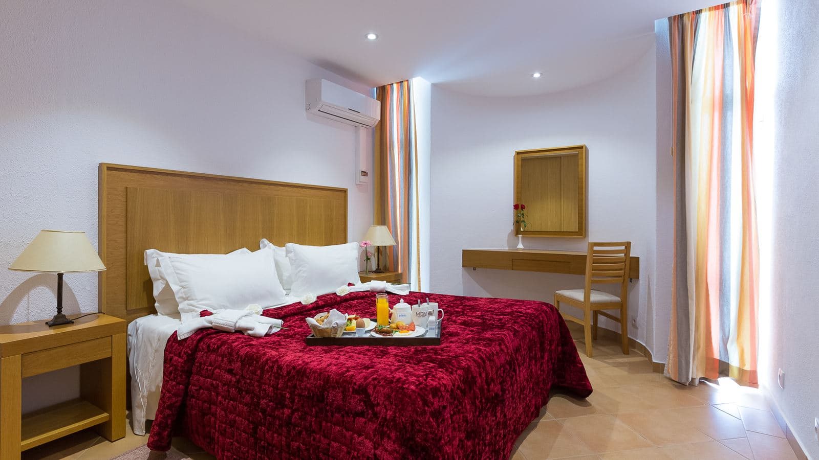 rooms-deluxe-one-bedroom-apartment-sea-or-pool-view