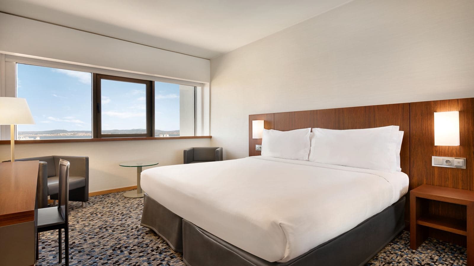 rooms-room-city-view