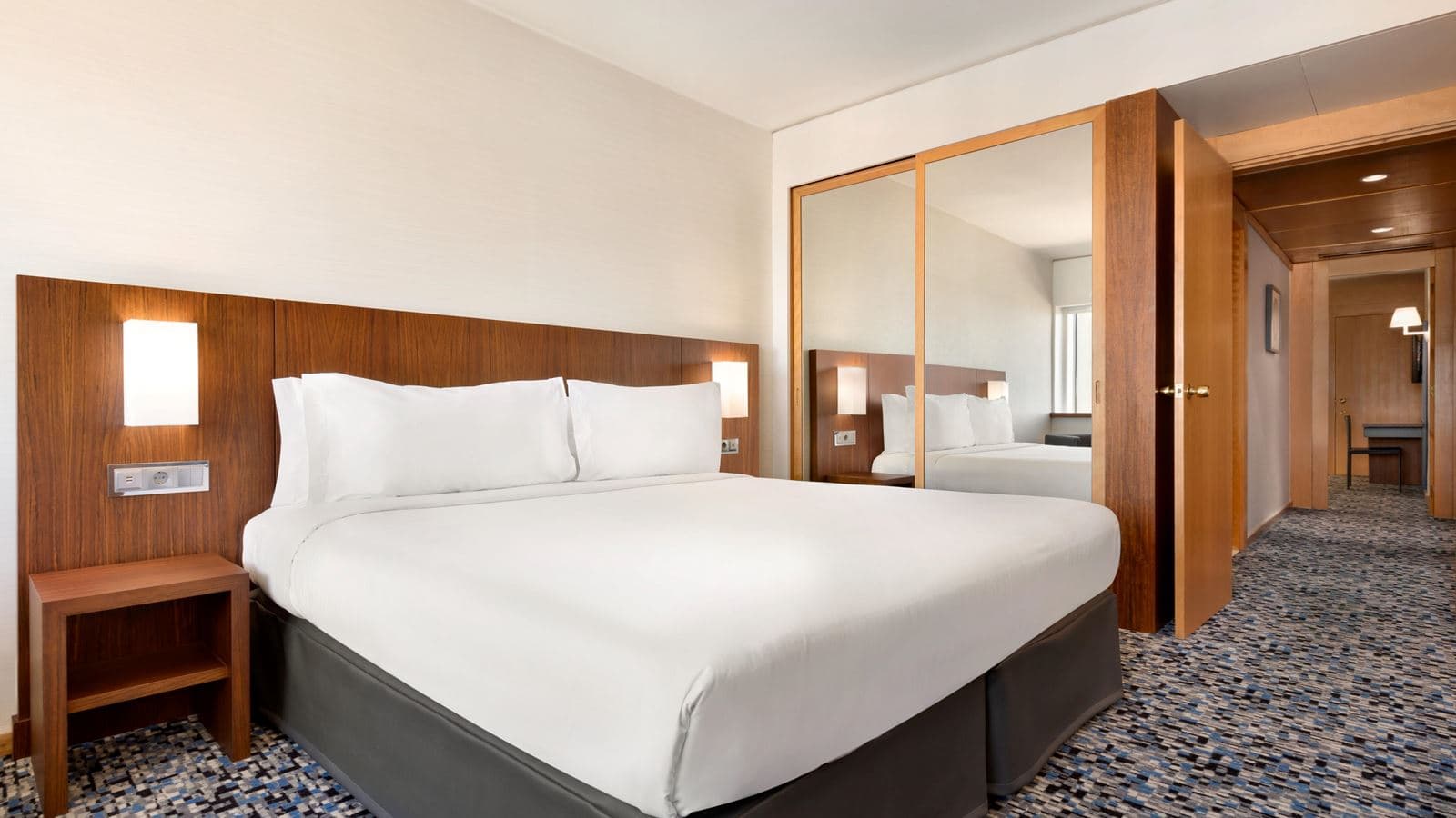 rooms-room-city-view