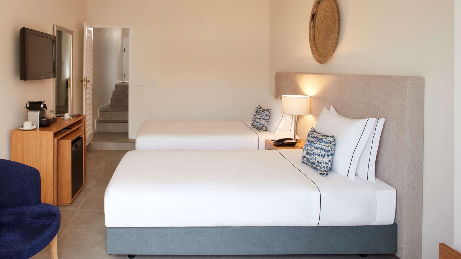 rooms-family-room-pool-view