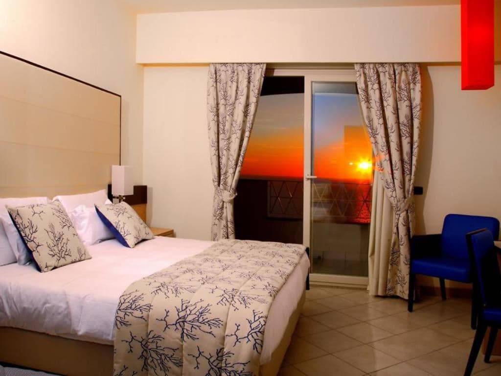 rooms-superior-room-sea-view-with-balcony-or-terrace-4-pax