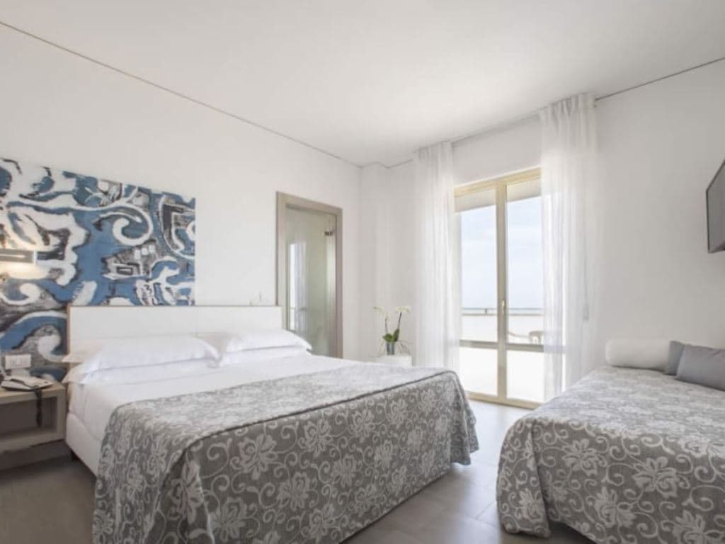 rooms-standard-room-side-sea-view