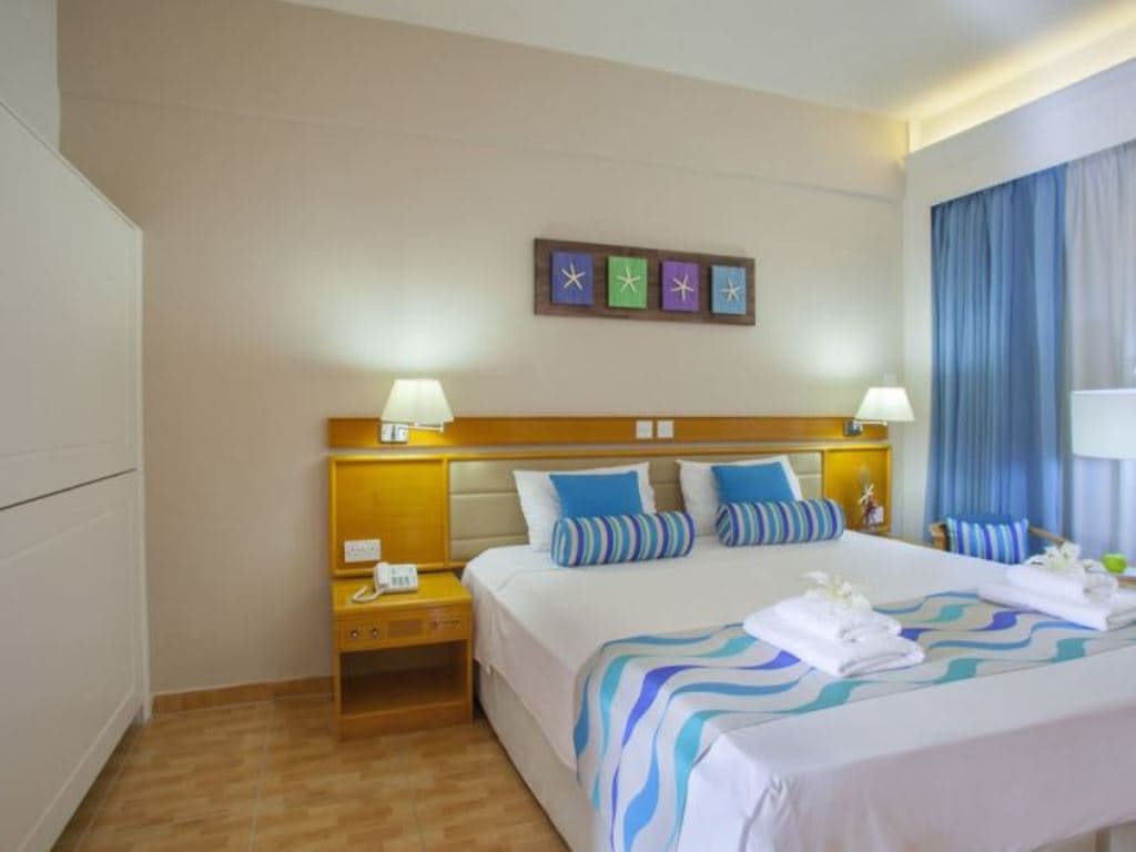 rooms-superior-room-lateralseaview-balcony