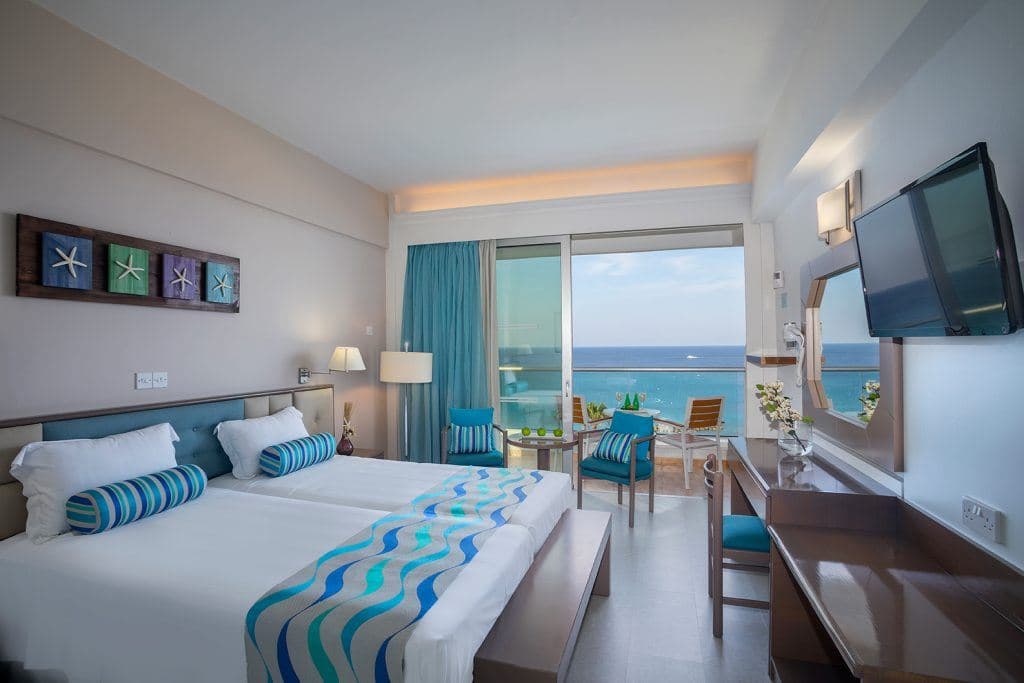 rooms-superior-room-seaview-balcony