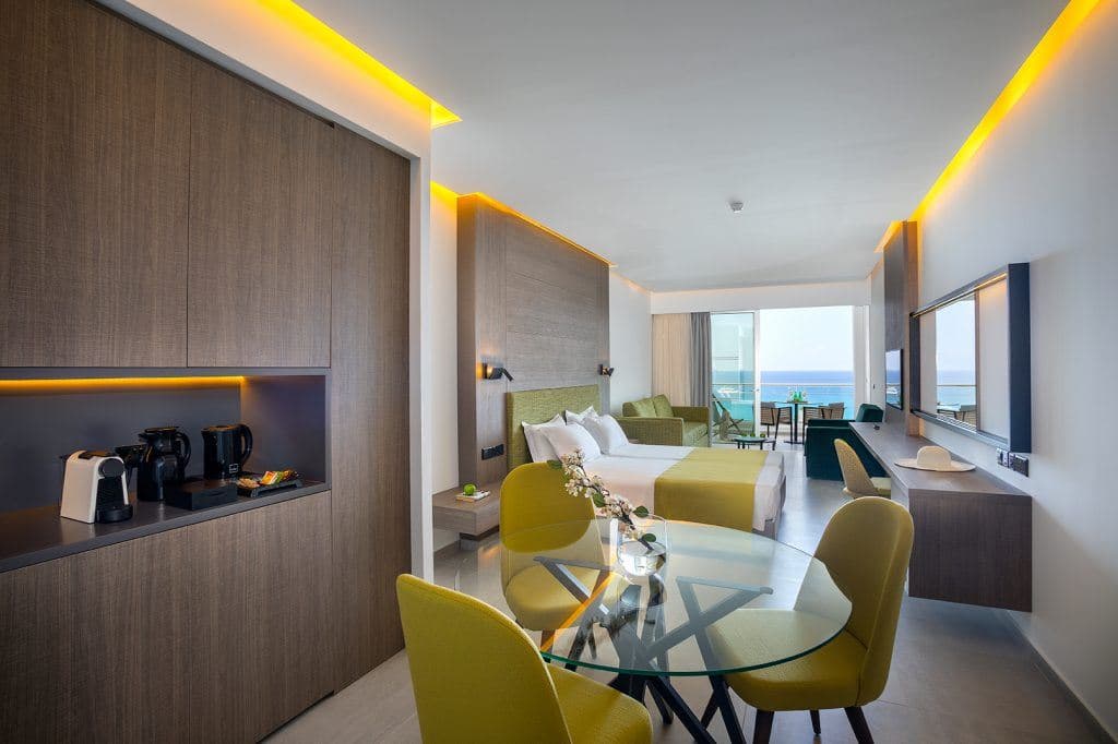 rooms-deluxe-familysuite-seaview-balcony