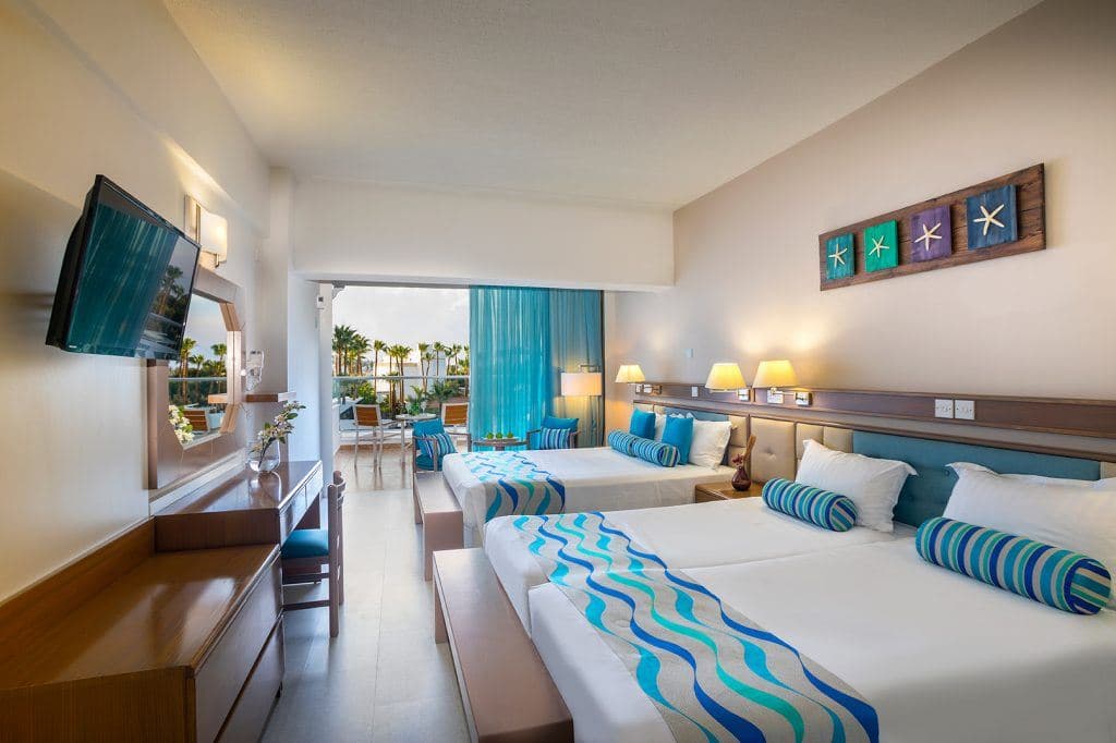 rooms-superior-familyroom-lateralseaview-balcony