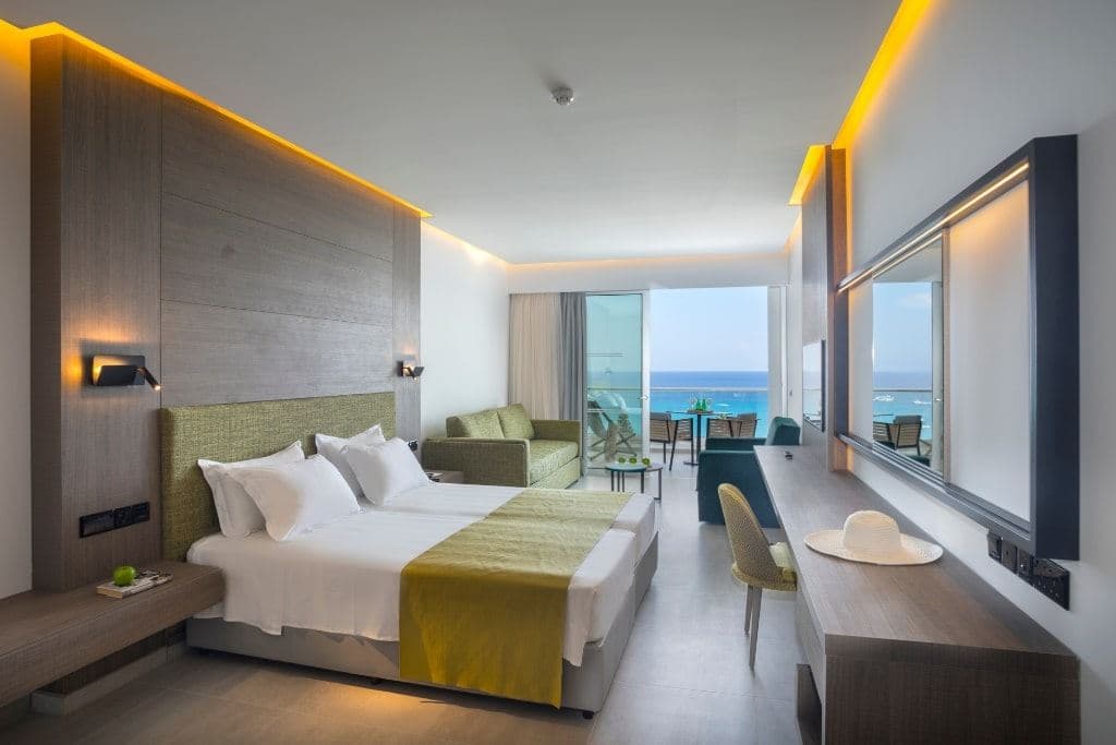 rooms-deluxe-familysuite-seaview-balcony