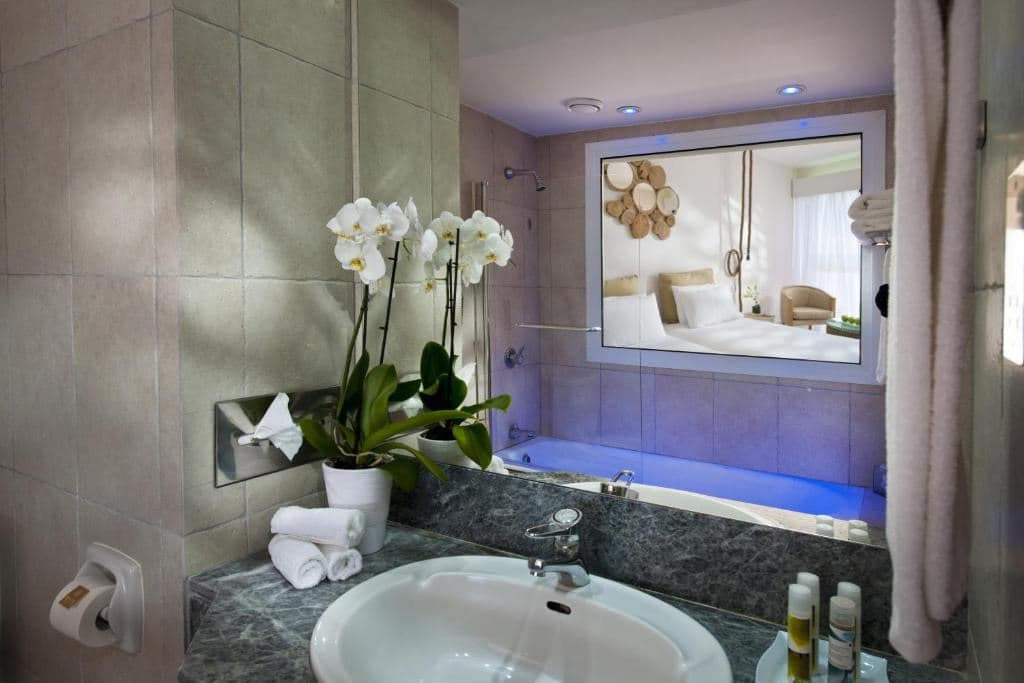 rooms-prenium-room-seaview-private-garden-adults